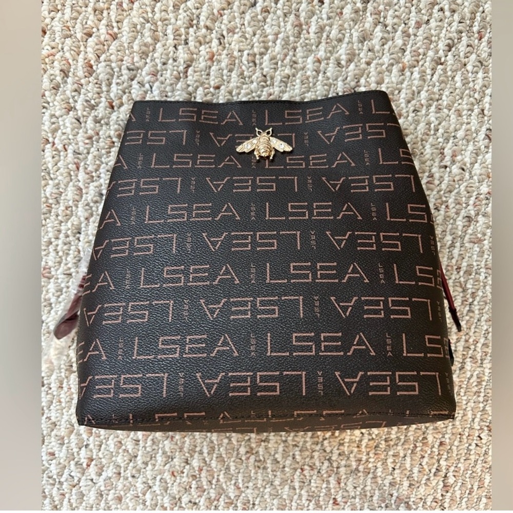 Shoulder bagwith Timeless Elegance and Durability